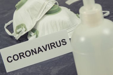 Dezenfeksiyon elleri ve koruyucu maske N95 için alkollü dezenfektan sıvısı. Salgın koronavirüsü yaymayı bırak. Covid-19. 2019-nCoV