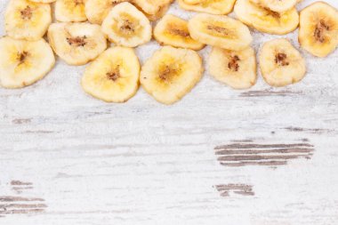 Köy tahtasında kurumuş organik muz cipsi yığını, yazı veya yazıtlar için yer