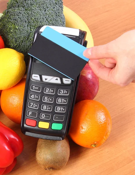 クレジットカードリーダー 非接触クレジットカード決済端末 新鮮な果物や野菜を使用して キャッシュレスショッピングの支払い — ストック写真