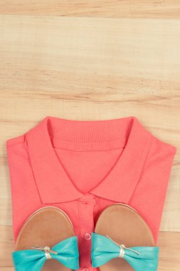 Kadınlar için renkli pamuk gömlek ve deri sandaletler, gündelik kıyafet konsepti, metin veya yazı için kopya alanı