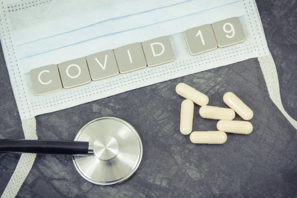 Covid Felirat Védőmaszkkal Tablettával Sztetoszkóppal Koronavírus Járvány Tört 2019 Ncov — Stock Fotó