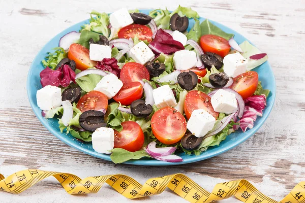 Mérőszalag Friss Elkészített Egészséges Görög Saláta Feta Sajttal Zöldséggel Legjobb — Stock Fotó