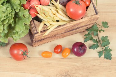 Tahta kutuda sağlıklı olgun sebzeler. Doğal vitaminler ve mineraller