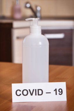 Dezenfekte için kullanılan alkollü dezenfekte sıvısı. Salgın koronavirüsü yaymayı bırak. Covid-19. 2019-NCoV. Sars-CoV-2