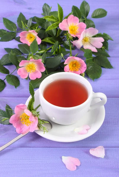Xícara Chá Quente Com Rosa Selvagem Flores Florescendo Placas Roxas — Fotografia de Stock