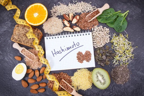 健康的な甲状腺のための碑文橋本と最高の栄養成分とテープ測定 メモ帳 ダイエットと痩身の概念 — ストック写真