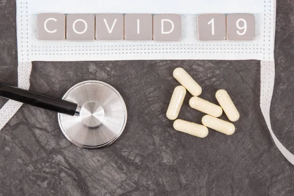 Inscripción Covid Con Máscara Protectora Tabletas Estetoscopio Nuevo Brote Coronavirus —  Fotos de Stock