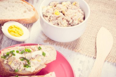 Klasik fotoğraf, taze ev yapımı uskumru ya da yumurta ve soğanlı ton balığı ezmeli sandviç.