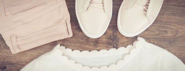 Foto Vintage Zapatos Cuero Rosa Para Mujer Pantalones Suéter Acostado —  Fotos de Stock
