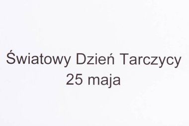 Polonya yazıtları Dünya Tiroid Günü 25 Mayıs. Tiroid konseptiyle ilgili sorunlar. Beyaz arkaplan