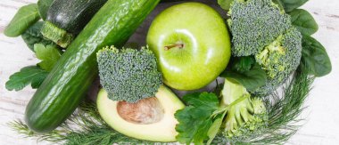 Taze yeşil meyve ve sebzeler kaynak vitamin ve mineral olarak, sağlıklı beslenme kavramı