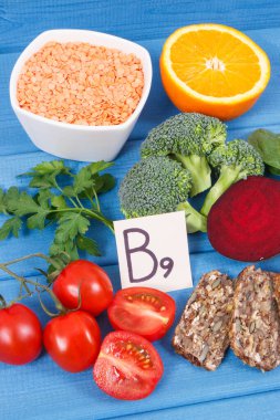 B9 vitamini içeren besleyici ürünler, doğal mineral ve folik asit kaynakları, sağlıklı beslenme kavramı
