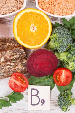 Sağlıklı ürünler ve malzemeler kaynak olarak B9 vitamini, beslenme lifleri, folik asit ve doğal mineraller, besleyici yeme kavramı
