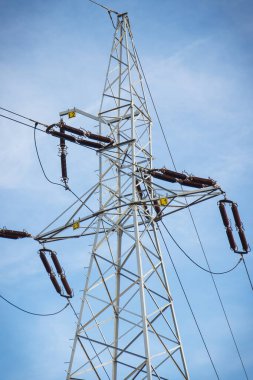 Kablolu yüksek voltajlı elektrik direği. Elektrik iletim ve dağıtım hattı
