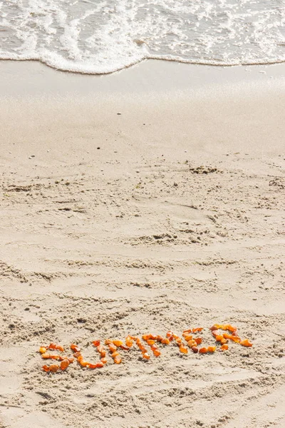 琥珀色の石で作られた碑文の夏 夏と休暇の時間の概念 ビーチで砂の上にテキストのためのスペースをコピー — ストック写真