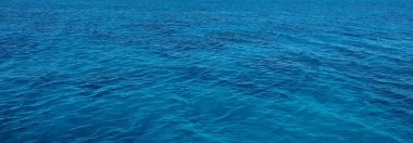 Norveç fiyordu, dağlar ve blu gökyüzü