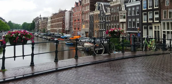 Amsterdam 'da gece vakti bir köprüye parketmiş bisikletler