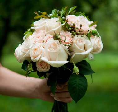 Gelin elinde turuncu buket detaylarıyla