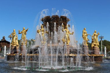 Moskova parkındaki figürlerle dolu güzel bir çeşme.