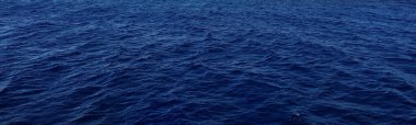 Dalgalı mavi deniz yüzeyi