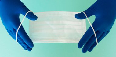 Bir avuç dolusu renkli hap mavi arka planda kutudan döküldü. Tıbbi konsept.