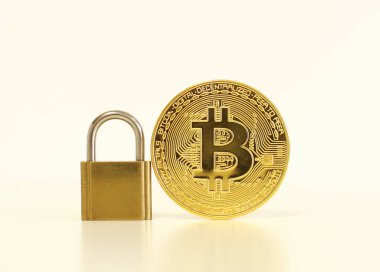 Bitcoin güvenlik konsepti. Asma kilitli altın sikke