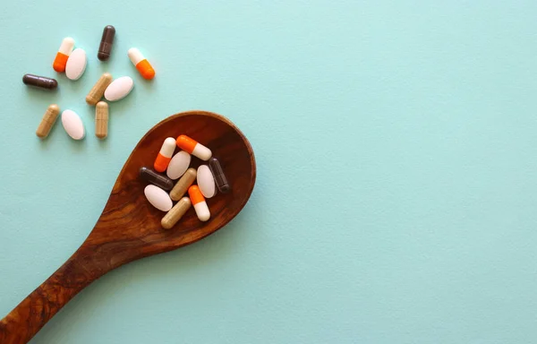木制勺子上的药物药片 药片和胶囊 — 图库照片