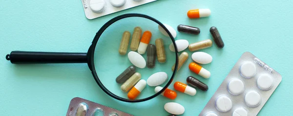 Pílulas Sob Escrutínio Medicina Droga Vitamina Farmácia Lupa Conceito — Fotografia de Stock