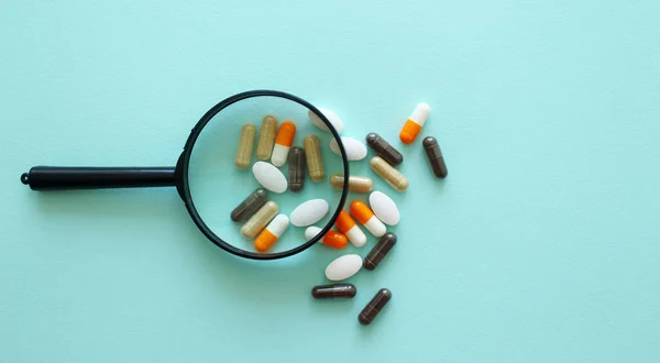 Pílulas Sob Escrutínio Medicina Droga Vitamina Farmácia Lupa Conceito — Fotografia de Stock