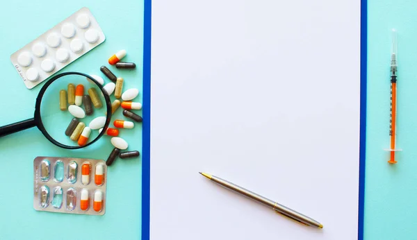 Escrevendo Prescrição Segurando Garrafa Com Comprimidos Conceito Saúde Medicina Farmácia — Fotografia de Stock
