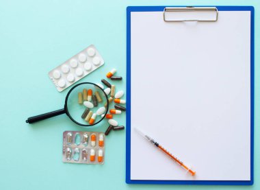 Reçeteli ilaç yazmak ve şişeyi haplarla tutmak. Sağlık, tıbbi ve eczane konsepti.