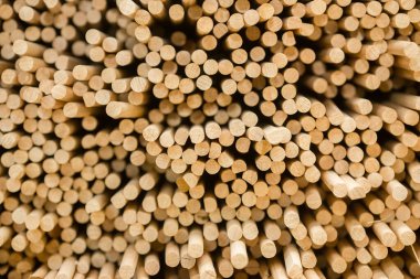 Yuvarlak şekilli tahta sopalar istiflenmiş.