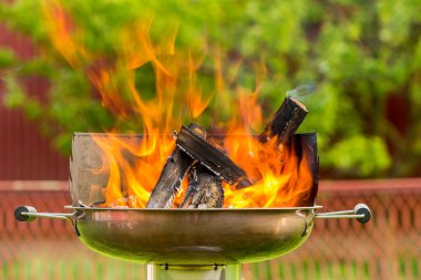 Ateş dalları, şenlik ateşi, odun yanığı, ateş, ev ızgarası için ateşleyici, şiş kebap pişirmek için kömür hazırlama. Izgarada yaz kampı ateşi