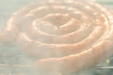 Sosisler ve mici veya mititei adı verilen geleneksel Romen sosisleri (et ve baharat karışımından silindirik şeklinde ızgara et rulolarından oluşan yemek) dumanlı barbekü üzerine