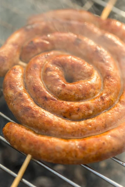 Sosisler ve mici veya mititei adı verilen geleneksel Romen sosisleri (et ve baharat karışımından silindirik şeklinde ızgara et rulolarından oluşan yemek) dumanlı barbekü üzerine