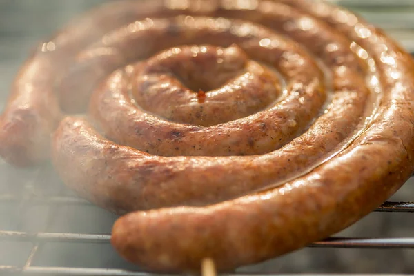 Sosisler ve mici veya mititei adı verilen geleneksel Romen sosisleri (et ve baharat karışımından silindirik şeklinde ızgara et rulolarından oluşan yemek) dumanlı barbekü üzerine