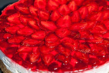 Taze dilimlenmiş çilekli cheesecake. Mükemmel düzenlenmiş.