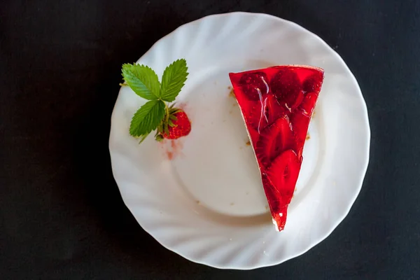 Gâteau Fromage Aux Fraises Fraîches Parfaitement Disposé Sur Une Assiette — Photo