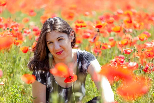 ポピー畑の屋外で美しい若い女の子の肖像画 ポピーズメモリシンボルの開花 — ストック写真