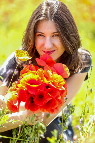 Retrato Una Hermosa Joven Campo Amapolas Aire Libre Blooming Poppies — Foto de Stock