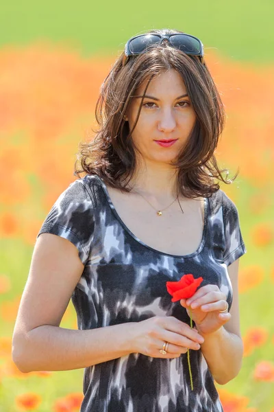 Retrato Una Hermosa Joven Campo Amapolas Aire Libre Blooming Poppies — Foto de Stock