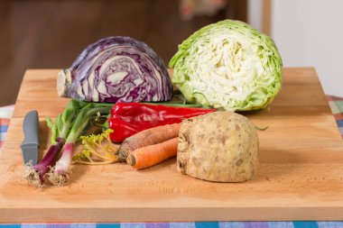 Tahtada taze sebzeler, sağlıklı yiyecekler.