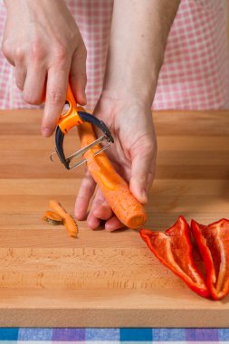 Tahtada havuç soyarken ve keserken ellerini kapat.