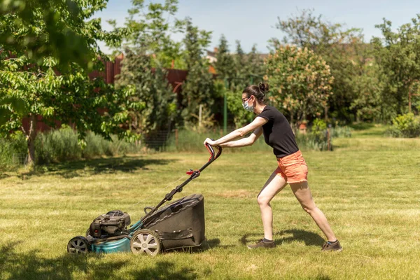 Homme tondre la pelouse avec une tondeuse � gazon �lectrique image
