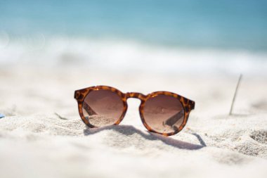 Bir cennet kumsalının kumlarında gözlük