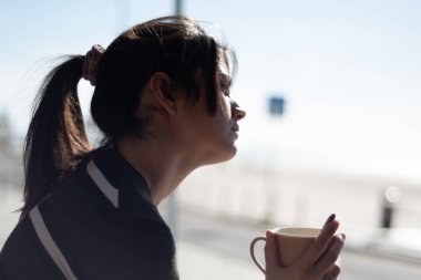 Güzel bir günde kahve içen bir kadın