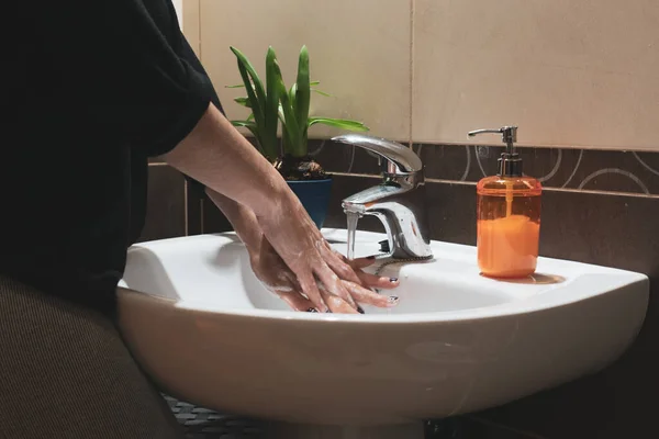 Wanita Mencuci Tangannya Dengan Sabun — Stok Foto