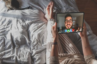 Bir kadının arkadaşlarıyla video konferans planı hakkında konuştuğu görüntüler. Evden iş konuşuyoruz.. 
