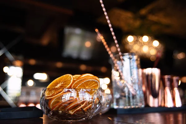 乾燥オレンジはガラスの花瓶にあり 果物はスライスされますか 美しい光 クローズアップ 背景のガラス 背景のグレアとライト レストラン — ストック写真