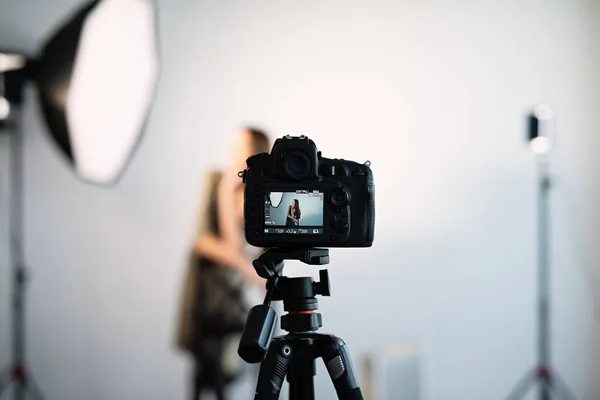 Fotocamera Poggia Treppiede Immagine Viene Visualizzata Sullo Schermo Modello Posa — Foto Stock